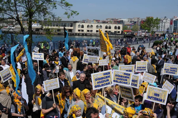 25 Nisan 2010 İstanbulturkey.Protestocular hidroelektrik santrallerine karşı mücadele ediyor.