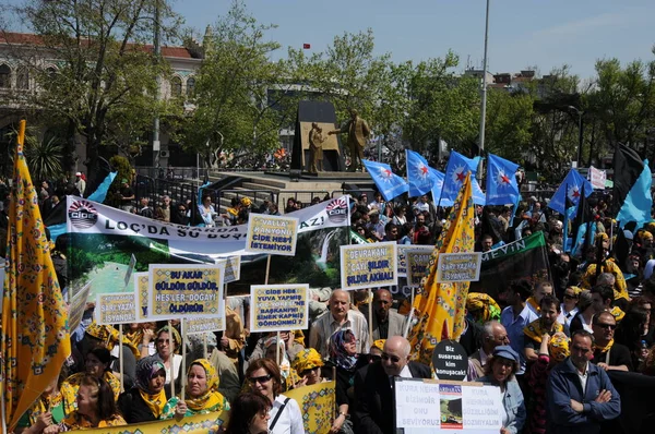 25 Nisan 2010 İstanbulturkey.Protestocular hidroelektrik santrallerine karşı mücadele ediyor.