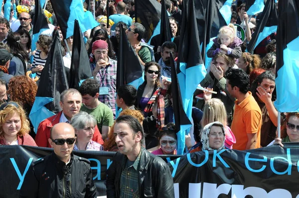 25 Nisan 2010 İstanbulturkey.Protestocular hidroelektrik santrallerine karşı mücadele ediyor.