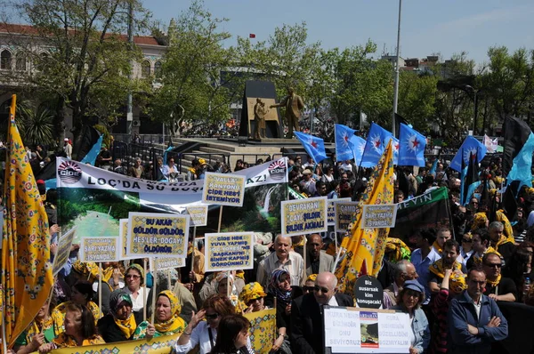 25 Nisan 2010 İstanbulturkey.Protestocular hidroelektrik santrallerine karşı mücadele ediyor.