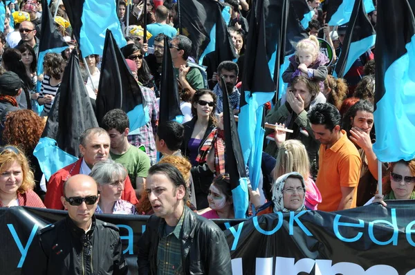 25 Nisan 2010 İstanbulturkey.Protestocular hidroelektrik santrallerine karşı mücadele ediyor.