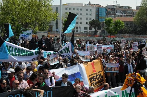 25 Nisan 2010 İstanbulturkey.Protestocular hidroelektrik santrallerine karşı mücadele ediyor.