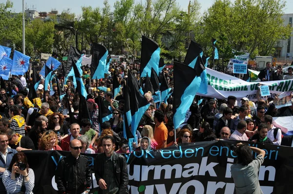25 Nisan 2010 İstanbulturkey.Protestocular hidroelektrik santrallerine karşı mücadele ediyor.