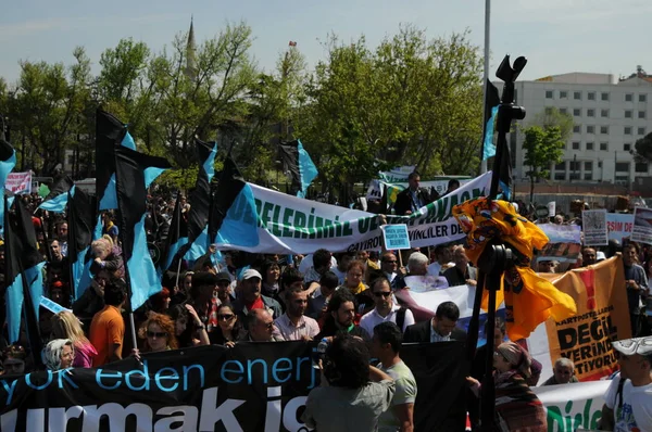 25 Nisan 2010 İstanbulturkey.Protestocular hidroelektrik santrallerine karşı mücadele ediyor.