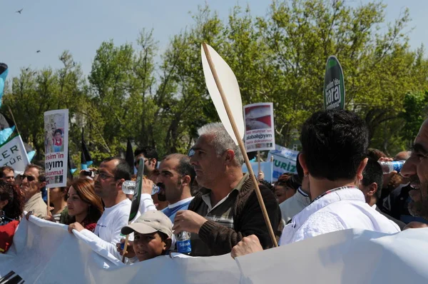 25 Nisan 2010 İstanbulturkey.Protestocular hidroelektrik santrallerine karşı mücadele ediyor.