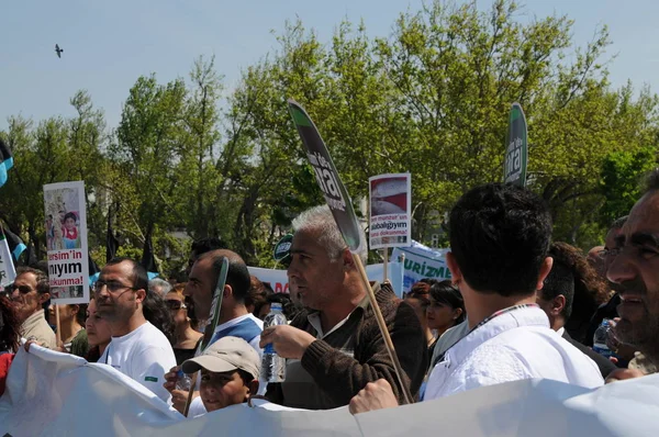 25 Nisan 2010 İstanbulturkey.Protestocular hidroelektrik santrallerine karşı mücadele ediyor.