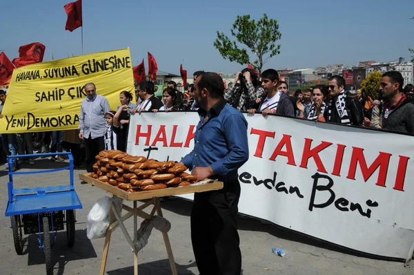 25 Nisan 2010 İstanbulturkey.Protestocular hidroelektrik santrallerine karşı mücadele ediyor.