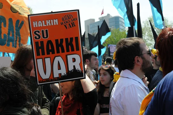 25 Nisan 2010 İstanbulturkey.Protestocular hidroelektrik santrallerine karşı mücadele ediyor.
