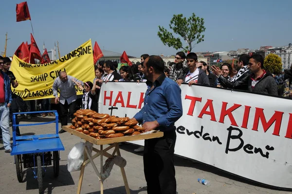 25 Nisan 2010 İstanbulturkey.Protestocular hidroelektrik santrallerine karşı mücadele ediyor.