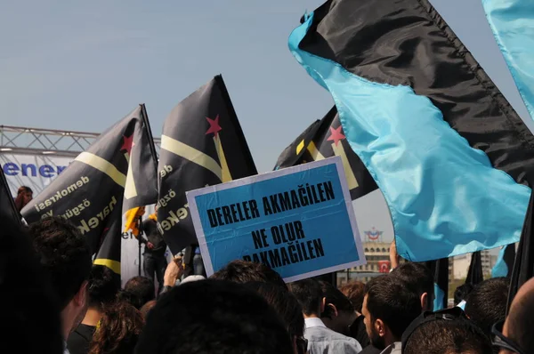 25 Nisan 2010 İstanbulturkey.Protestocular hidroelektrik santrallerine karşı mücadele ediyor.
