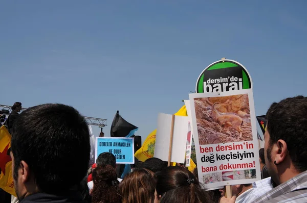25 Nisan 2010 İstanbulturkey.Protestocular hidroelektrik santrallerine karşı mücadele ediyor.