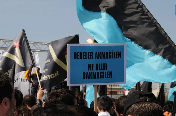 25 Nisan 2010 İstanbulturkey.Protestocular hidroelektrik santrallerine karşı mücadele ediyor.