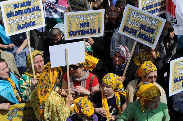 25 Nisan 2010 İstanbulturkey.Protestocular hidroelektrik santrallerine karşı mücadele ediyor.