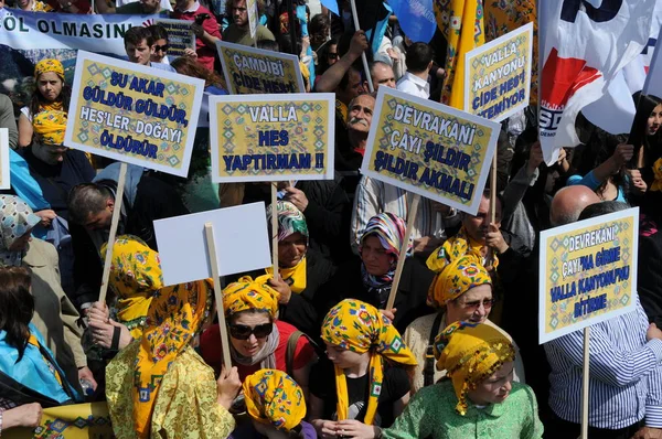 25 Nisan 2010 İstanbulturkey.Protestocular hidroelektrik santrallerine karşı mücadele ediyor.