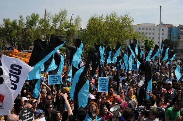 25 Nisan 2010 İstanbulturkey.Protestocular hidroelektrik santrallerine karşı mücadele ediyor.