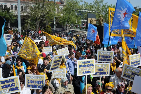 25 Nisan 2010 İstanbulturkey.Protestocular hidroelektrik santrallerine karşı mücadele ediyor.