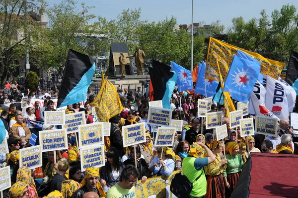 25 Nisan 2010 İstanbulturkey.Protestocular hidroelektrik santrallerine karşı mücadele ediyor.