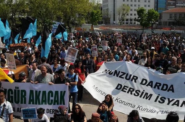 25 Nisan 2010 İstanbulturkey.Protestocular hidroelektrik santrallerine karşı mücadele ediyor.