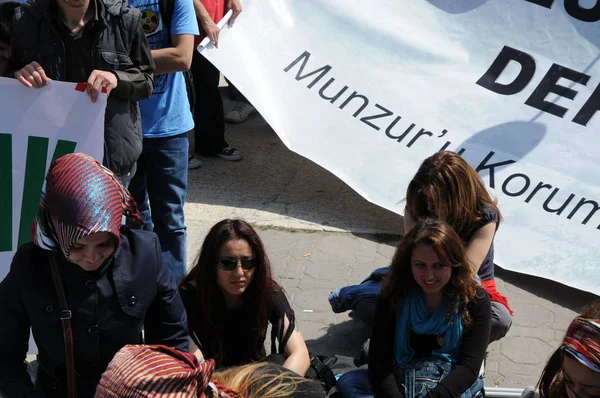 25 Nisan 2010 İstanbulturkey.Protestocular hidroelektrik santrallerine karşı mücadele ediyor.