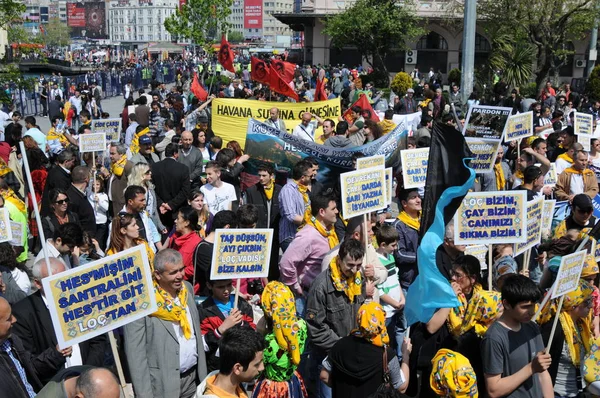 25 Nisan 2010 İstanbulturkey.Protestocular hidroelektrik santrallerine karşı mücadele ediyor.