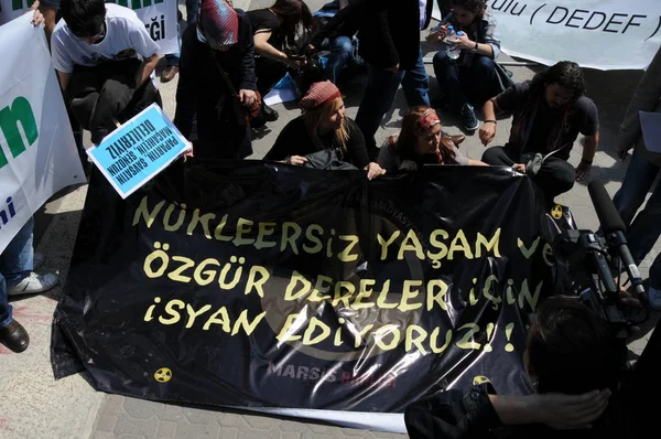 25 Nisan 2010 İstanbulturkey.Protestocular hidroelektrik santrallerine karşı mücadele ediyor.