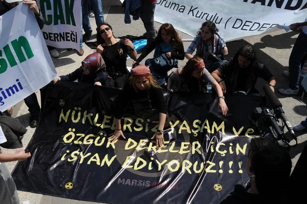 Április 2010 Istanbulturkey Tüntetők Küzdelme Hidroerőművek Ellen — Stock Fotó