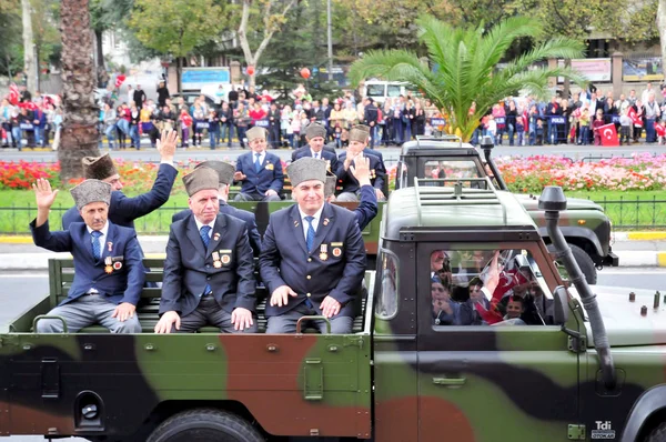 29 Ekim 2009 İstanbul.Türkiye her yıl 29 Ekim'de Cumhuriyet Bayramı'nı veya Cumhuriyet Bayramı'nı kutluyor. Bu gün, Türkiye'nin bağımsızlığının ilanının yıldönümü.