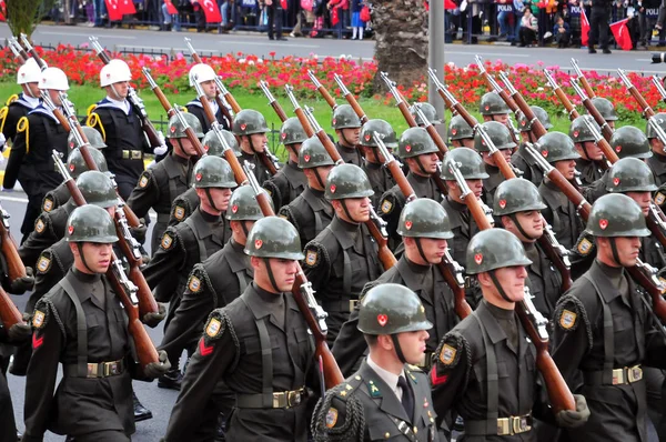 29 Ekim 2009 İstanbul.Türkiye her yıl 29 Ekim'de Cumhuriyet Bayramı'nı veya Cumhuriyet Bayramı'nı kutluyor. Bu gün, Türkiye'nin bağımsızlığının ilanının yıldönümü.