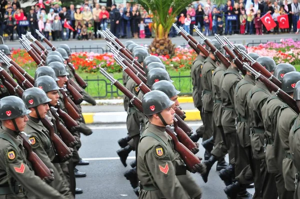 29 Ekim 2009 İstanbul.Türkiye her yıl 29 Ekim'de Cumhuriyet Bayramı'nı veya Cumhuriyet Bayramı'nı kutluyor. Bu gün, Türkiye'nin bağımsızlığının ilanının yıldönümü.