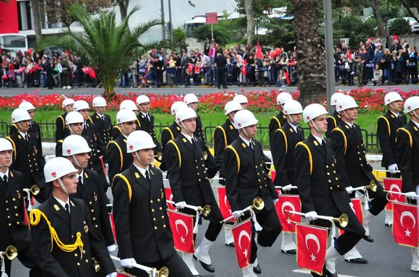 29 Ekim 2009 İstanbul.Türkiye her yıl 29 Ekim'de Cumhuriyet Bayramı'nı veya Cumhuriyet Bayramı'nı kutluyor. Bu gün, Türkiye'nin bağımsızlığının ilanının yıldönümü.