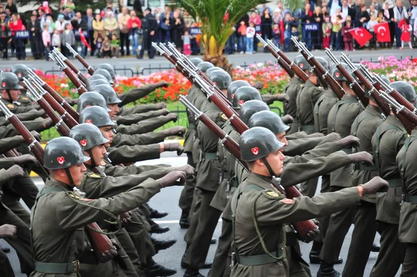 29 Ekim 2009 İstanbul.Türkiye her yıl 29 Ekim'de Cumhuriyet Bayramı'nı veya Cumhuriyet Bayramı'nı kutluyor. Bu gün, Türkiye'nin bağımsızlığının ilanının yıldönümü.