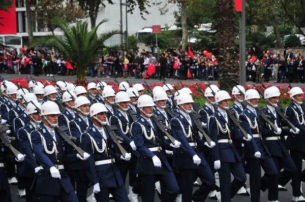 29 Ekim 2009 İstanbul.Türkiye her yıl 29 Ekim'de Cumhuriyet Bayramı'nı veya Cumhuriyet Bayramı'nı kutluyor. Bu gün, Türkiye'nin bağımsızlığının ilanının yıldönümü.