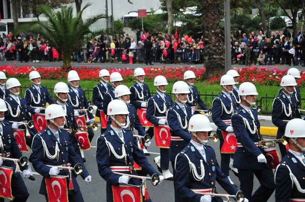29 Ekim 2009 İstanbul.Türkiye her yıl 29 Ekim'de Cumhuriyet Bayramı'nı veya Cumhuriyet Bayramı'nı kutluyor. Bu gün, Türkiye'nin bağımsızlığının ilanının yıldönümü.