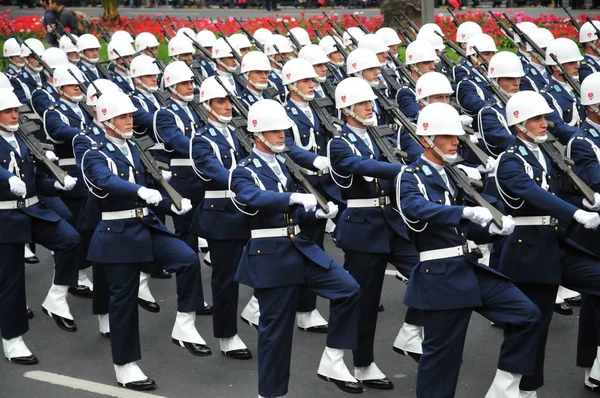 29 Ekim 2009 İstanbul.Türkiye her yıl 29 Ekim'de Cumhuriyet Bayramı'nı veya Cumhuriyet Bayramı'nı kutluyor. Bu gün, Türkiye'nin bağımsızlığının ilanının yıldönümü.