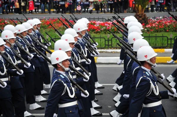 29 Ekim 2009 İstanbul.Türkiye her yıl 29 Ekim'de Cumhuriyet Bayramı'nı veya Cumhuriyet Bayramı'nı kutluyor. Bu gün, Türkiye'nin bağımsızlığının ilanının yıldönümü.