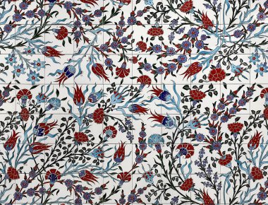 Eski Osmanlı döneminden İznik çinisi. Çiniler, imparatorluğun her yerinden İstanbul'a ve İznik'e getirilen nakkaş denilen usta zanaatkarlar tarafından dekore edilmiştir.