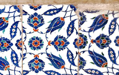 Eski Osmanlı döneminden İznik çinisi. Çiniler, imparatorluğun her yerinden İstanbul'a ve İznik'e getirilen nakkaş denilen usta zanaatkarlar tarafından dekore edilmiştir.