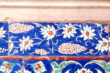 Eski Osmanlı döneminden İznik çinisi. Çiniler, imparatorluğun her yerinden İstanbul'a ve İznik'e getirilen nakkaş denilen usta zanaatkarlar tarafından dekore edilmiştir.