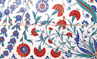 Eski Osmanlı döneminden İznik çinisi. Çiniler, imparatorluğun her yerinden İstanbul'a ve İznik'e getirilen nakkaş denilen usta zanaatkarlar tarafından dekore edilmiştir.