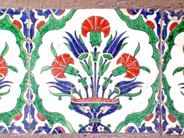 Eski Osmanlı döneminden İznik çinisi. Çiniler, imparatorluğun her yerinden İstanbul'a ve İznik'e getirilen nakkaş denilen usta zanaatkarlar tarafından dekore edilmiştir.