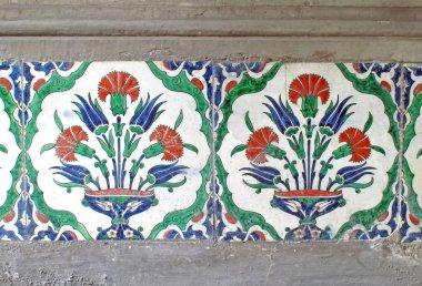 Eski Osmanlı döneminden İznik çinisi. Çiniler, imparatorluğun her yerinden İstanbul'a ve İznik'e getirilen nakkaş denilen usta zanaatkarlar tarafından dekore edilmiştir.