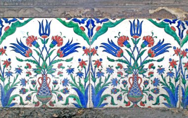 Eski Osmanlı döneminden İznik çinisi. Çiniler, imparatorluğun her yerinden İstanbul'a ve İznik'e getirilen nakkaş denilen usta zanaatkarlar tarafından dekore edilmiştir.