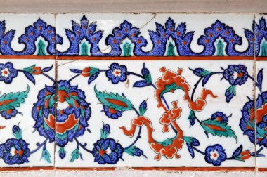 Eski Osmanlı döneminden İznik çinisi. Çiniler, imparatorluğun her yerinden İstanbul'a ve İznik'e getirilen nakkaş denilen usta zanaatkarlar tarafından dekore edilmiştir.