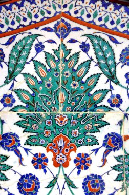 Eski Osmanlı döneminden İznik çinisi. Çiniler, imparatorluğun her yerinden İstanbul'a ve İznik'e getirilen nakkaş denilen usta zanaatkarlar tarafından dekore edilmiştir.