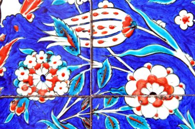 Eski Osmanlı döneminden İznik çinisi. Çiniler, imparatorluğun her yerinden İstanbul'a ve İznik'e getirilen nakkaş denilen usta zanaatkarlar tarafından dekore edilmiştir.