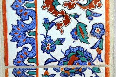 Eski Osmanlı döneminden İznik çinisi. Çiniler, imparatorluğun her yerinden İstanbul'a ve İznik'e getirilen nakkaş denilen usta zanaatkarlar tarafından dekore edilmiştir.