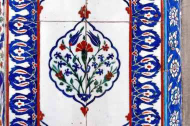 Eski Osmanlı döneminden İznik çinisi. Çiniler, imparatorluğun her yerinden İstanbul'a ve İznik'e getirilen nakkaş denilen usta zanaatkarlar tarafından dekore edilmiştir.