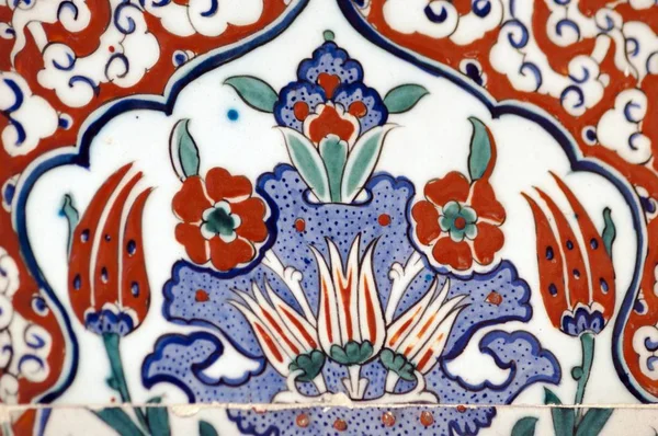 Eski Osmanlı döneminden İznik çinisi. Çiniler, imparatorluğun her yerinden İstanbul'a ve İznik'e getirilen nakkaş denilen usta zanaatkarlar tarafından dekore edilmiştir.