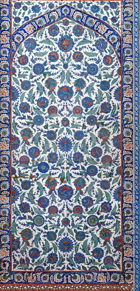 Eski Osmanlı döneminden İznik çinisi. Çiniler, imparatorluğun her yerinden İstanbul'a ve İznik'e getirilen nakkaş denilen usta zanaatkarlar tarafından dekore edilmiştir.