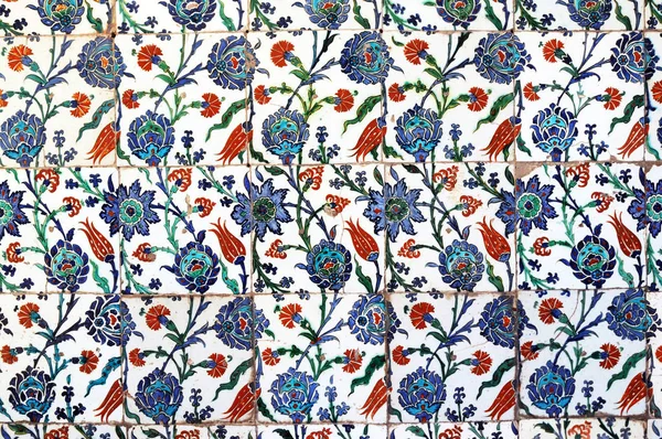 Eski Osmanlı döneminden İznik çinisi. Çiniler, imparatorluğun her yerinden İstanbul'a ve İznik'e getirilen nakkaş denilen usta zanaatkarlar tarafından dekore edilmiştir.